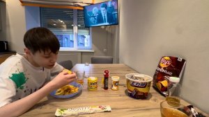 Мукбанг Тыквенный суп с креветками, Чизбургер, пробуем новые чипсы 😋