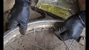 Девушка восстанавливает двигатель старого скутера.