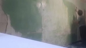 Счищаем побелку со стен