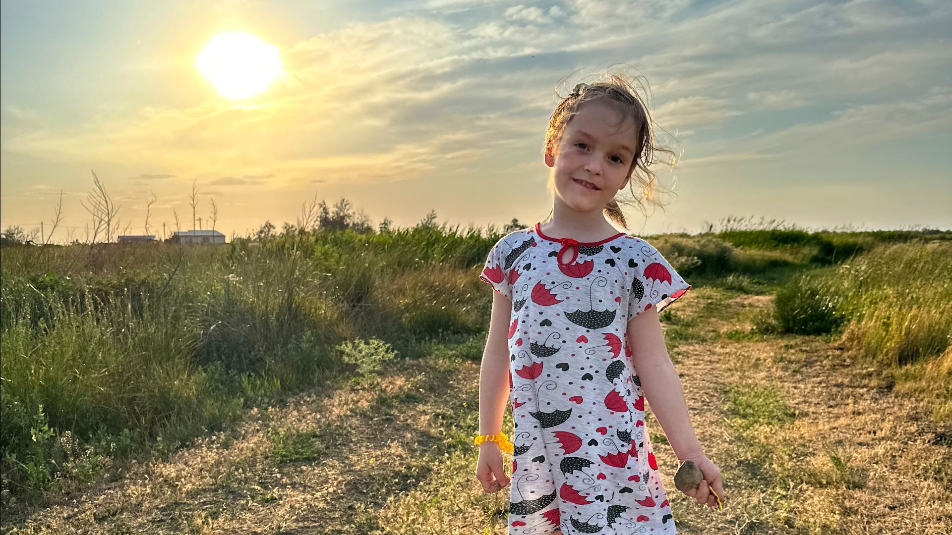 Арина показывает природу хутора, цветы и свой двор