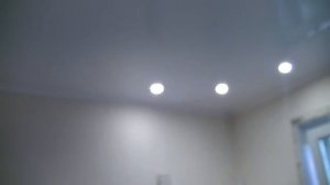 Клеим плинтус на объекте 2