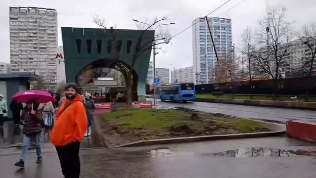 Идёт подготовка к финишу щита-гиганта Мария на станции Строгино Рублёво-Архангельской линии