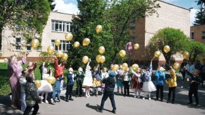 Об этом мечтают будущие первоклашки - интервью на выпускном утреннике - видео на заказ в сад