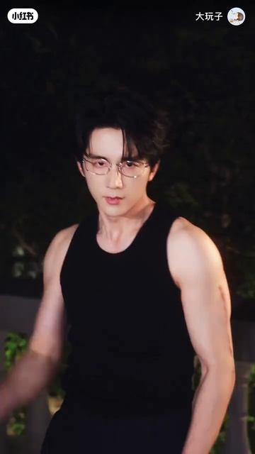 Что он говорит руками?