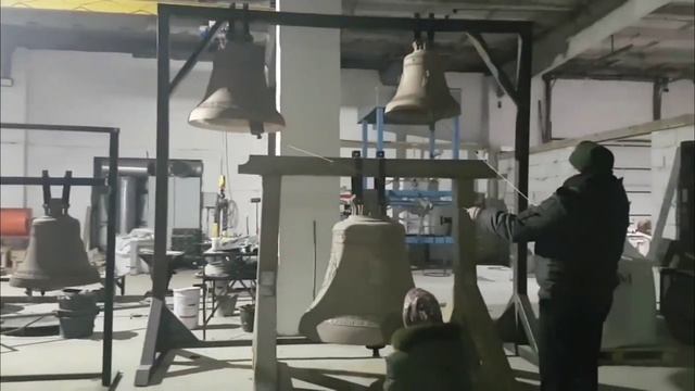 Звон на наборе из 14 колоколов: 2000кг, 800кг, 400кг, 220кг, 140кг, 80кг, 50 кг, 33кг, 20кг и ниже