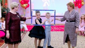 Как ловко они придумали и устроили фотосессию на выпускном вдетском саду - видео на заказ в сад