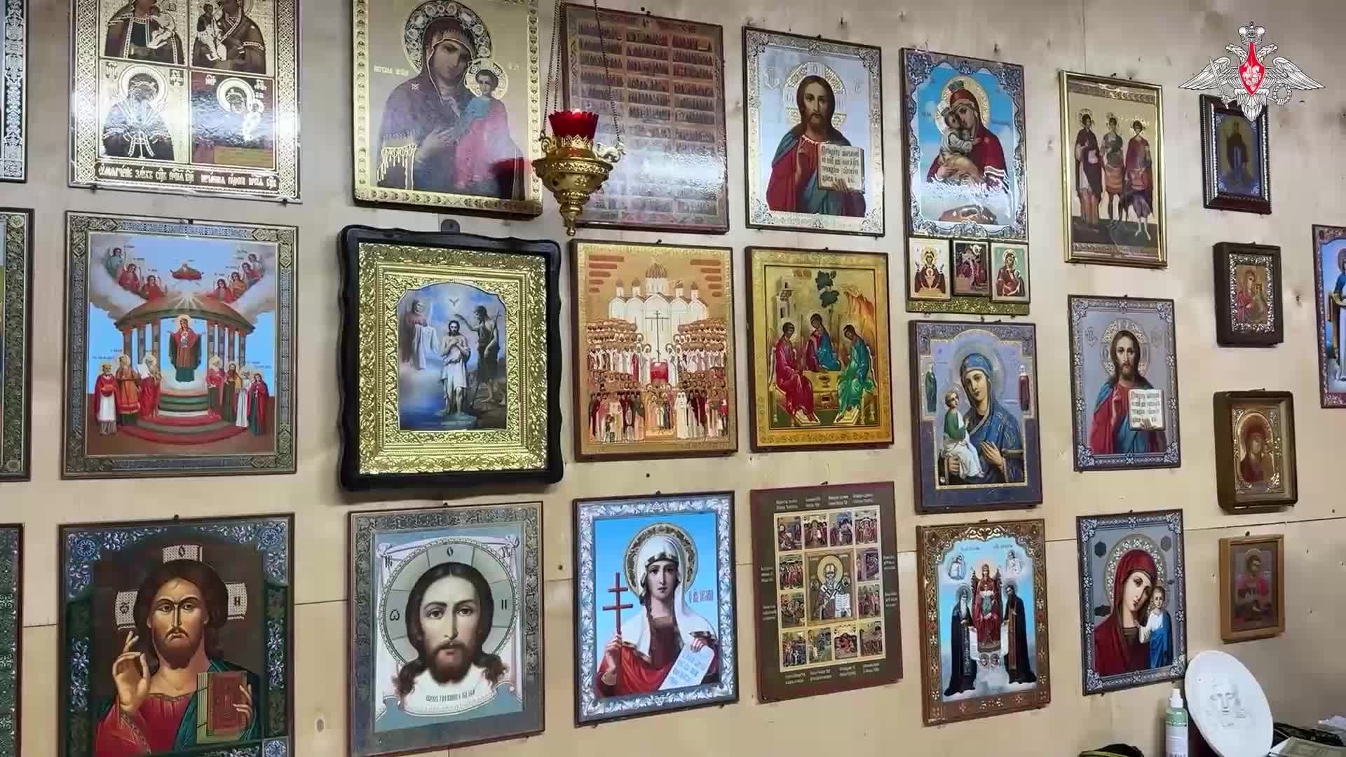 Благодатный огонь доставили в блиндажные храмы подразделений группировки войск «Центр». Бойцы на ...