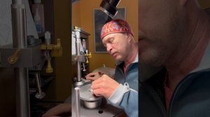 В этом видео я рассказываю и показываю как подготовить цинковый диск для полировки цветных камней.