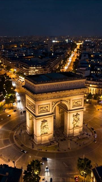 Ночной Париж: Триумфальная арка в свете огней #Париж #ТриумфальнаяАрка #Ночь