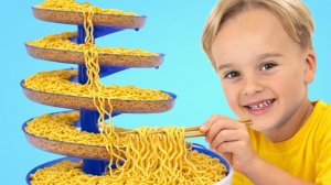 Дети готовят радужную лапшу сомэн для дяди Приключения в командной работе