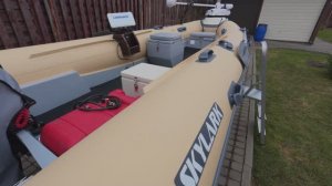 Обзор оснащения лодки SkyLark 420 на румпеле