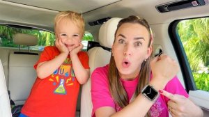 Крис и мама кормят животных на ферме