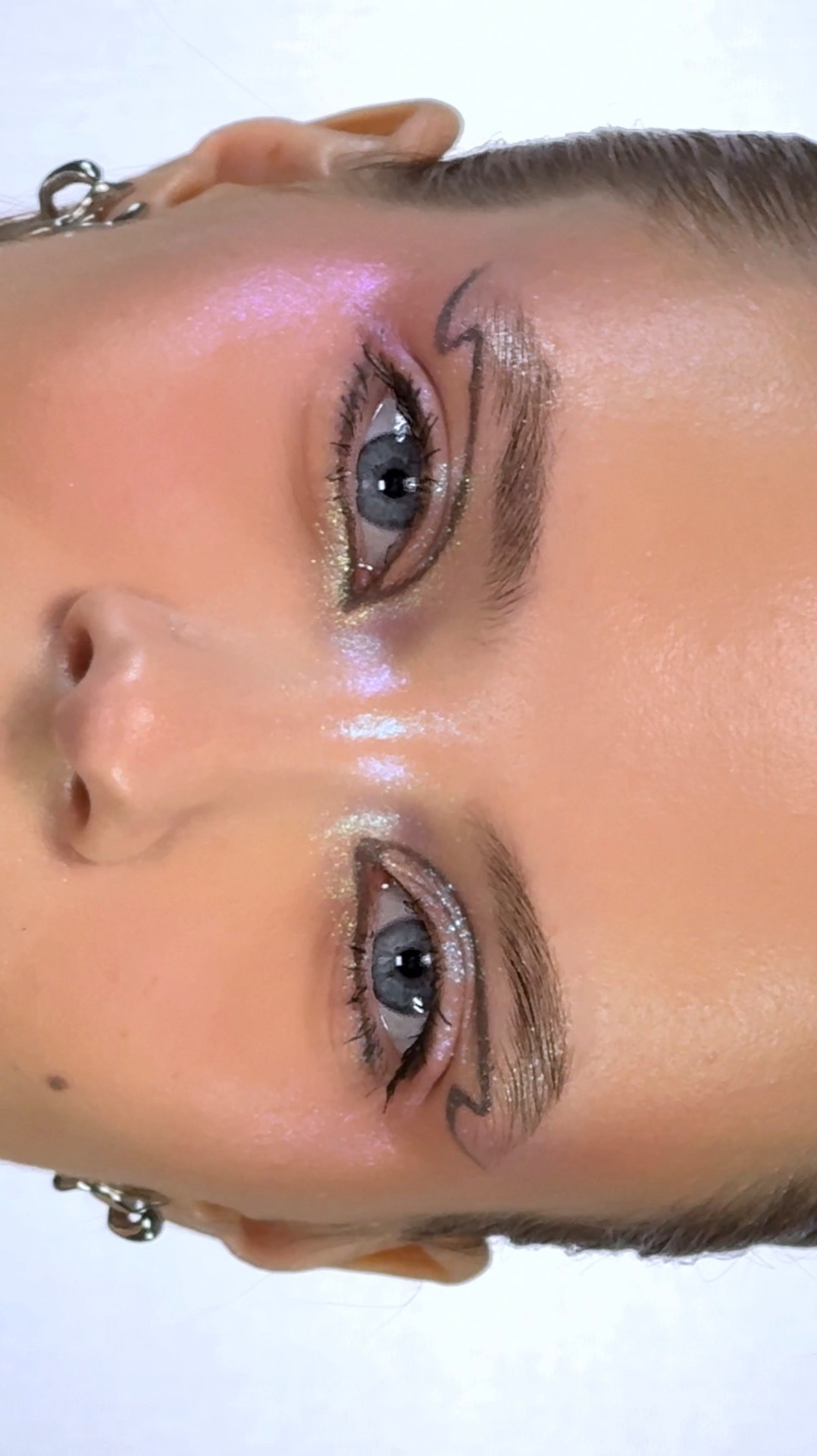 Если готова сиять, создай образ с тоном Skinnovation Hydra и тенями Neochrome 💕