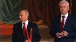 Путин и Собянин на правом клиросе Храма Христа Спасителя во время Пасхальной службы
