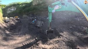 Строительство, экскаватор копает песок