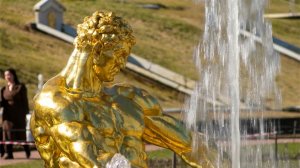 «Петергоф» готовится к летнему сезону. В музее-заповеднике тестируют фонтаны