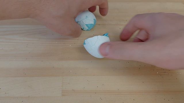 Яйцо покрашеное изнутри.