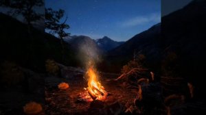Ночь в горах возле костра.