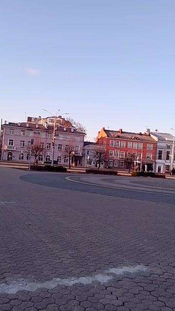 ТЮЗ и площадь в г.Ярославль,апр2026_лавок, практически нет,а все хотят присесть...