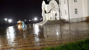 Ночью и в дождь в собор на Пасхальную службу.  12.04.2026