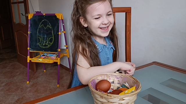 Настя празднует Пасху и находит пасхальный сюрприз для детей