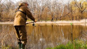 Загибает удилище в дугу до воды! Клюнуло НЕЧТО! Рыбалка на донки на реке с берега.