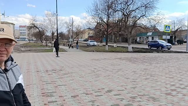 ОБЕДАЕМ В КАФЕ/СХОДИЛИ В ЦИРК/УКРАШАЕМ ЯЙЦА.