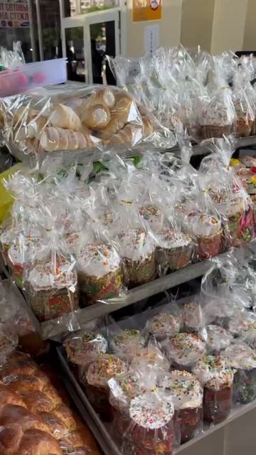 Пасха и на Мирабадском базаре в продаже огромное множество куличей)