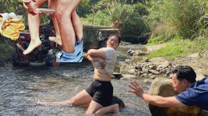 Девушка за рулем сельскохозяйственной техники и жизненные ситуации, с которыми она сталкивается.