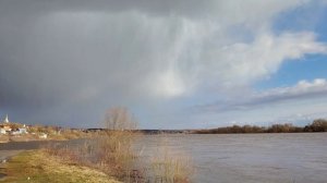 Солнце и дождь. Красивая картина на Оке