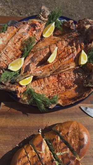 Шашлык из форели на мангале.