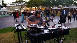song being created live in public Уличный музыкант