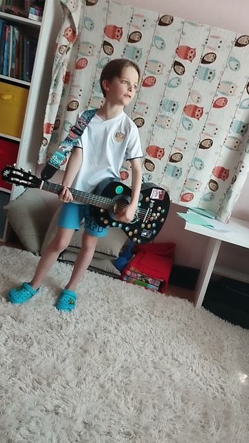 Я играю песню группа крови только первый куплет на моей электроакустической гитаре