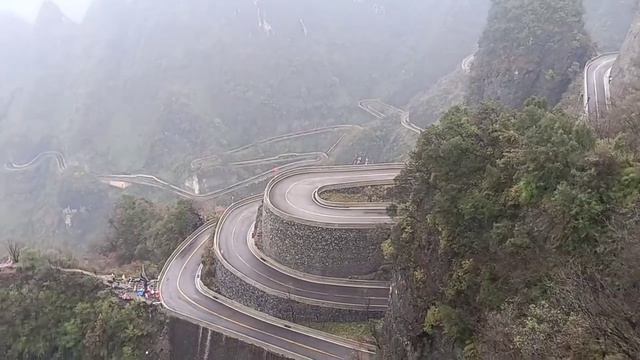 Стеклянный мост и Небесные Врата в горах Китая