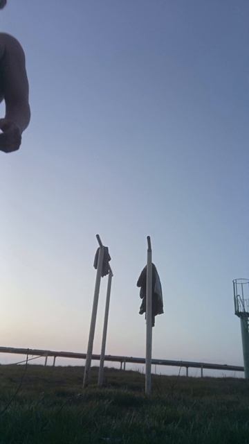 на спорте 51 год иду с турника в Бердянске с пляжа ...март 2026...