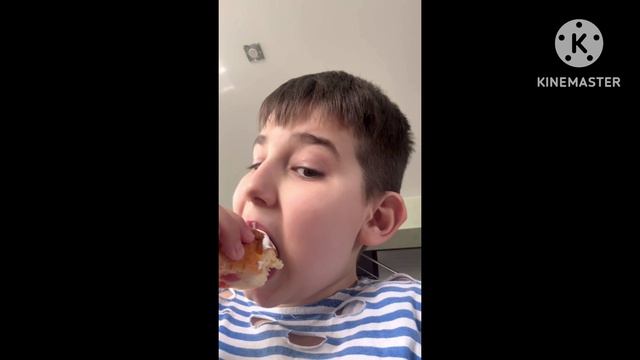 Обзор на наши разукрашенные яички и ем куличики!