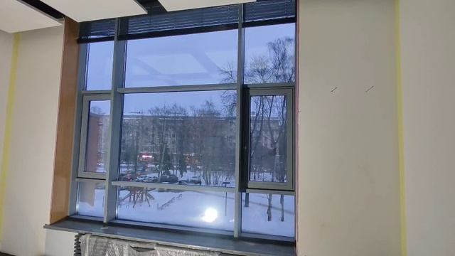 Горизонтальные жалюзи Coulisse 50 мм. с алюминиевыми ламелями и электроприводом, управление пультом,