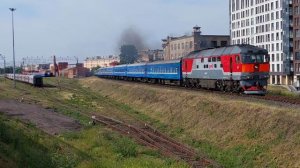 Стук колес на Витебском направлении: ТЭП70 поезд Петербург-Брест у элитного жилого комплекса