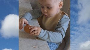 С малышом чистим вареные яйца за столом, подготовка к празднику Пасхи.🤗
