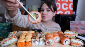 Яжмать объедается роллами из МНОГО ЛОСОСЯ огромная фила с лососем суши роллы