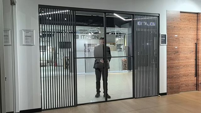 Раздвижная перегородка 4 створки прозрачное стекло триплекс | Чёрный профиль, свободное открывание