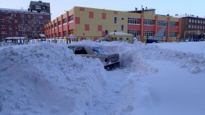 2026.04.08. Норильск. Откапываем машину от снега.