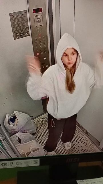 девочка и лифт с зеркалами