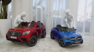 Крис переодевается в невидимые костюмы и играет с друзьями