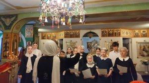 Хор в Свято-Троицком храме, дети звонят в колокола