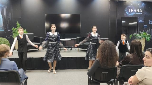 Оранжевый галстук в Терре