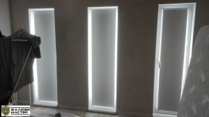 Белые рулонные шторы MINI BLACK-OUT для защиты от солнца для полноценного сна и отдыха в спальне.