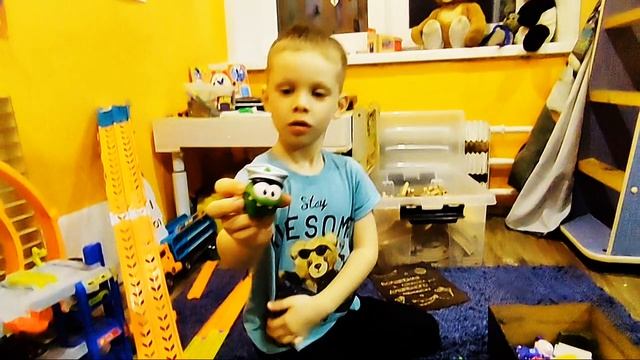 ИВАН  ДМИТРИЕВИЧ ИГРАЕТ /БОЙ ИГРУШЕК