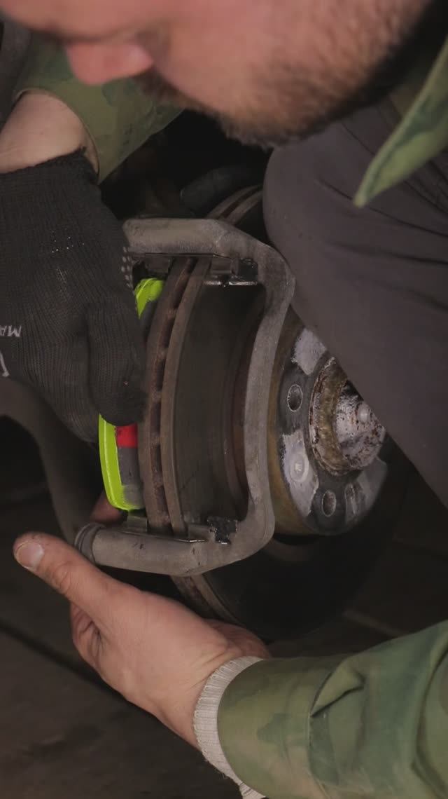 Замена передних колодок на Lada Vesta NG. Ставлю передние керамические тормозные колодки мавико