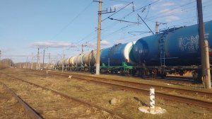 Электровоз 2ЭС5К-446 с грузовым поездом проходит станцию Ройка 12.04.2026